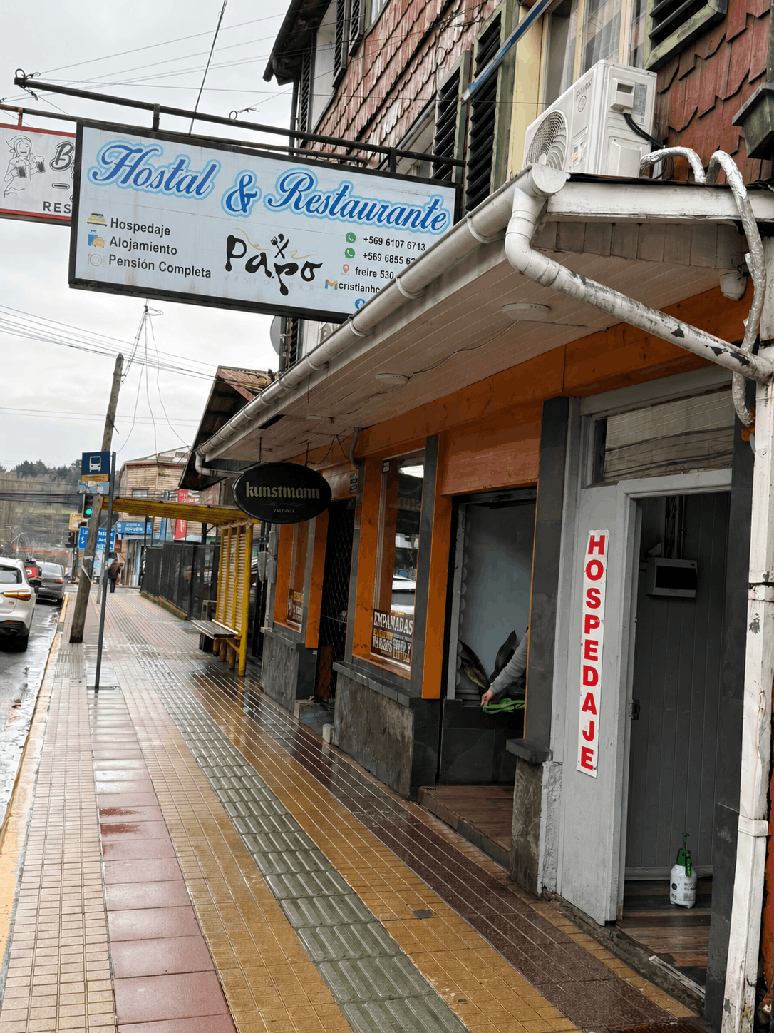 Acceso y letrero de Hostal Papo en calle Ramón Freire, Osorno
