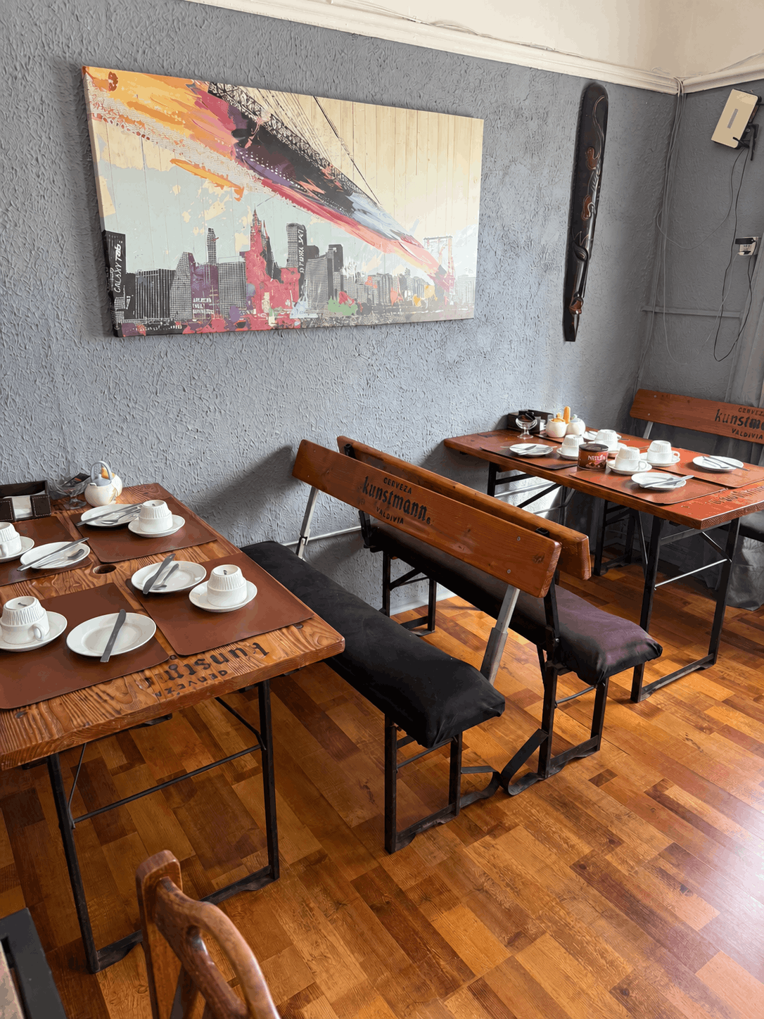 Comedor preparado para desayunos en Hostal Papo, Osorno