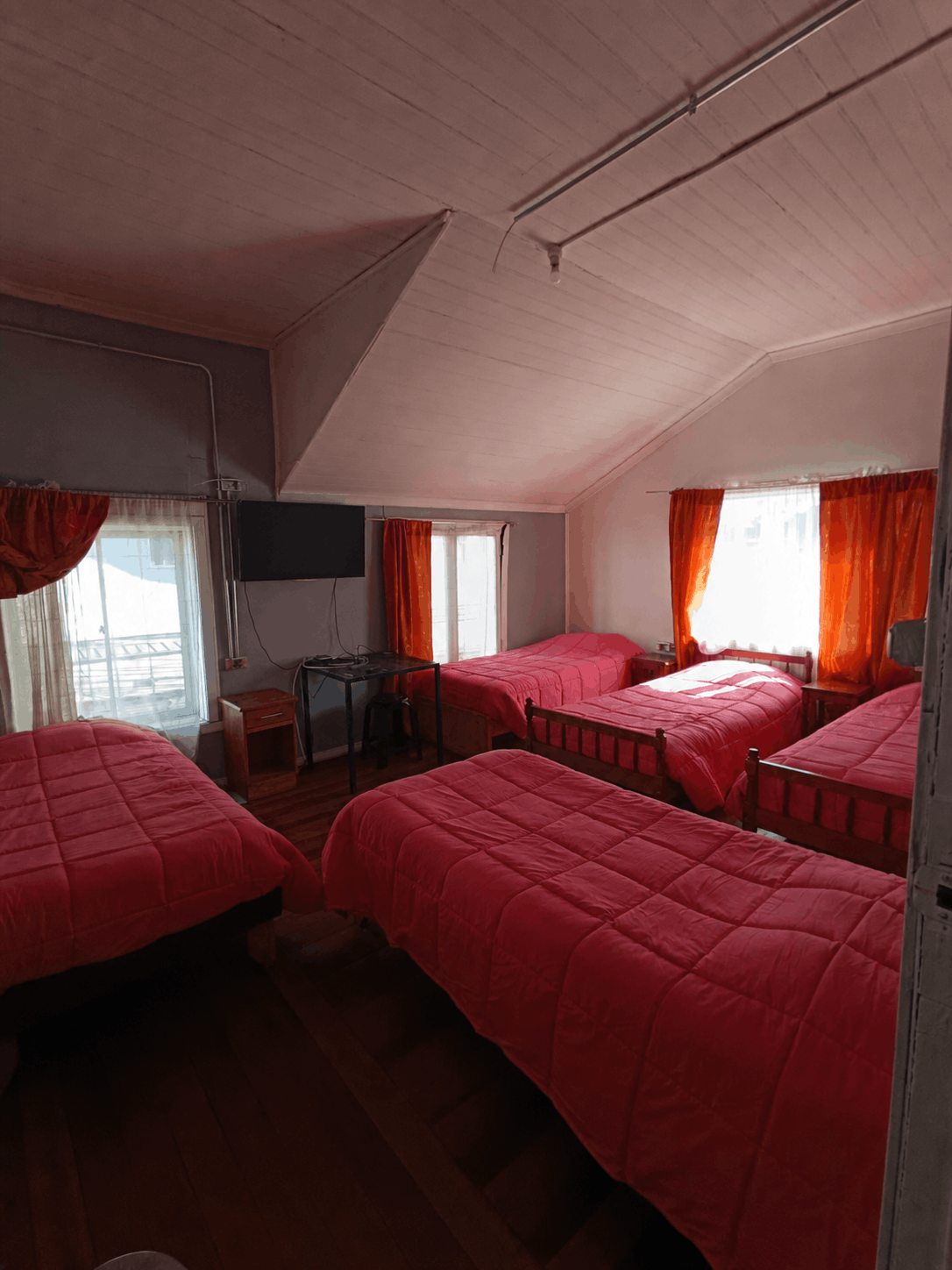 Habitación grupal con cinco camas en Hostal Papo, Osorno