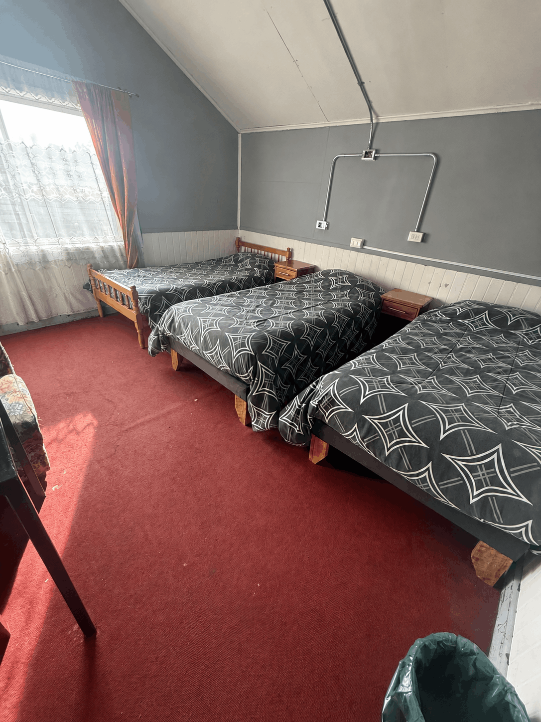Habitación triple con tres camas individuales en Hostal Papo, Osorno